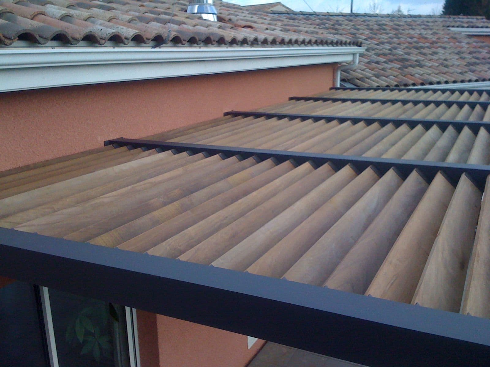 Pergola contemporaine avec structure en métal laqué