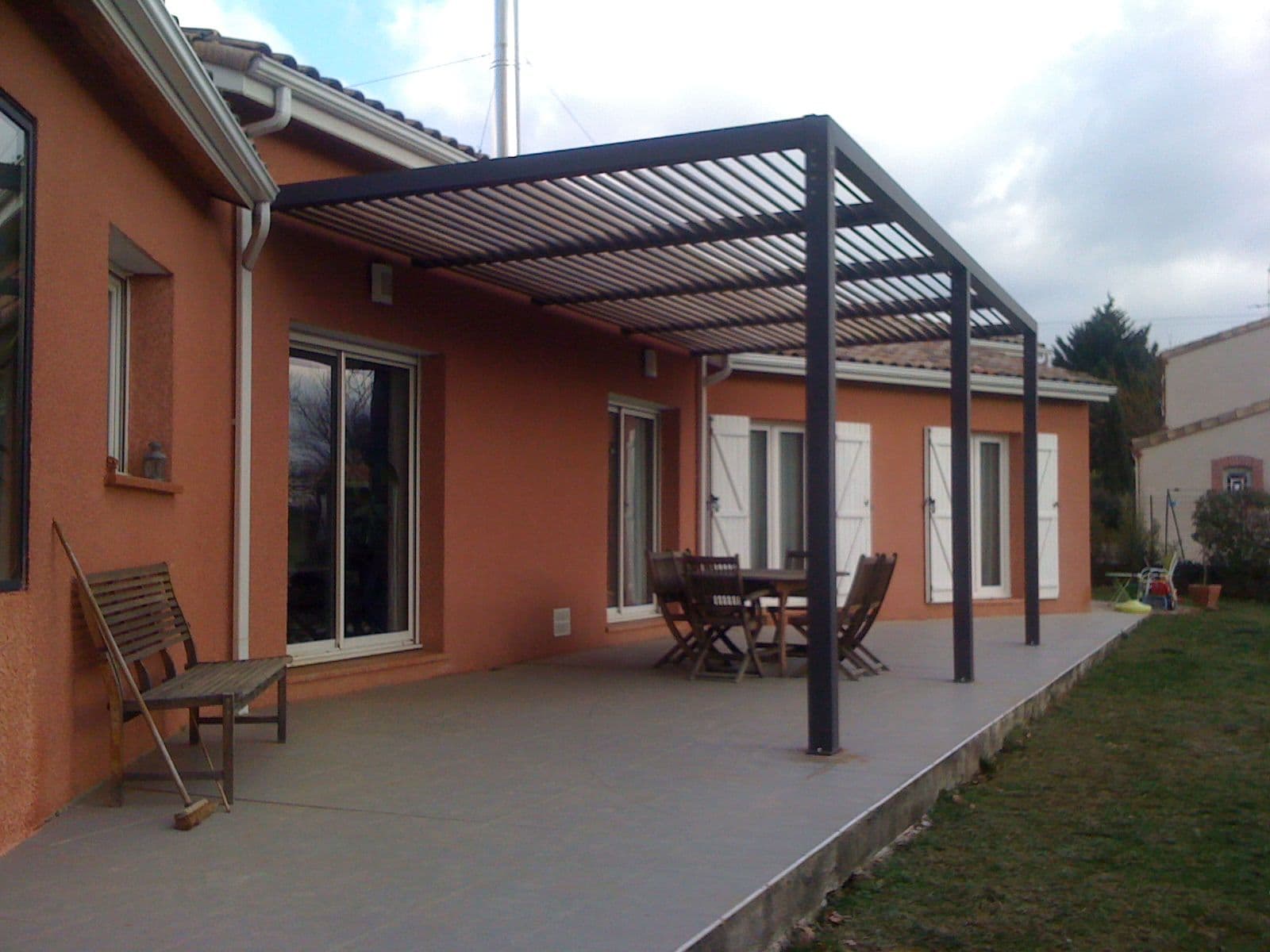 Pergola adossée en aluminium sur terrasse
