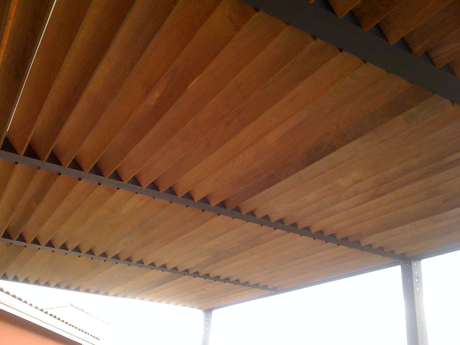Pergola avec toiture ajourée en acier peint