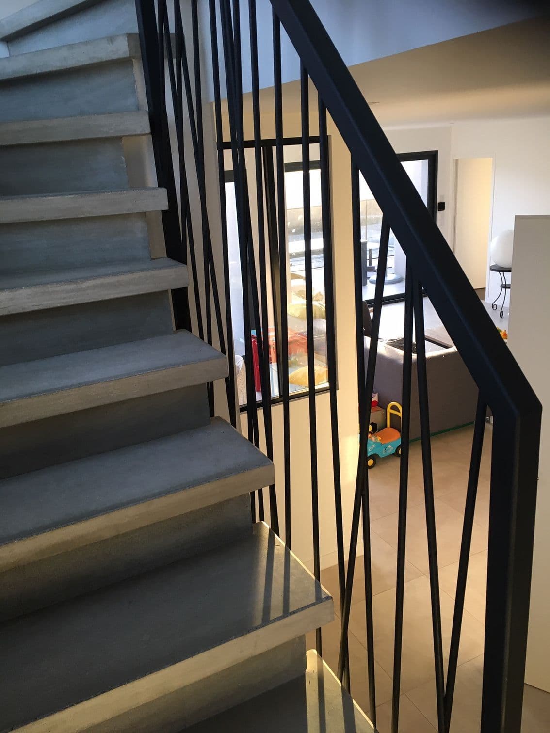 Garde-corps sur-mesure avec barreaudage vertical en acier