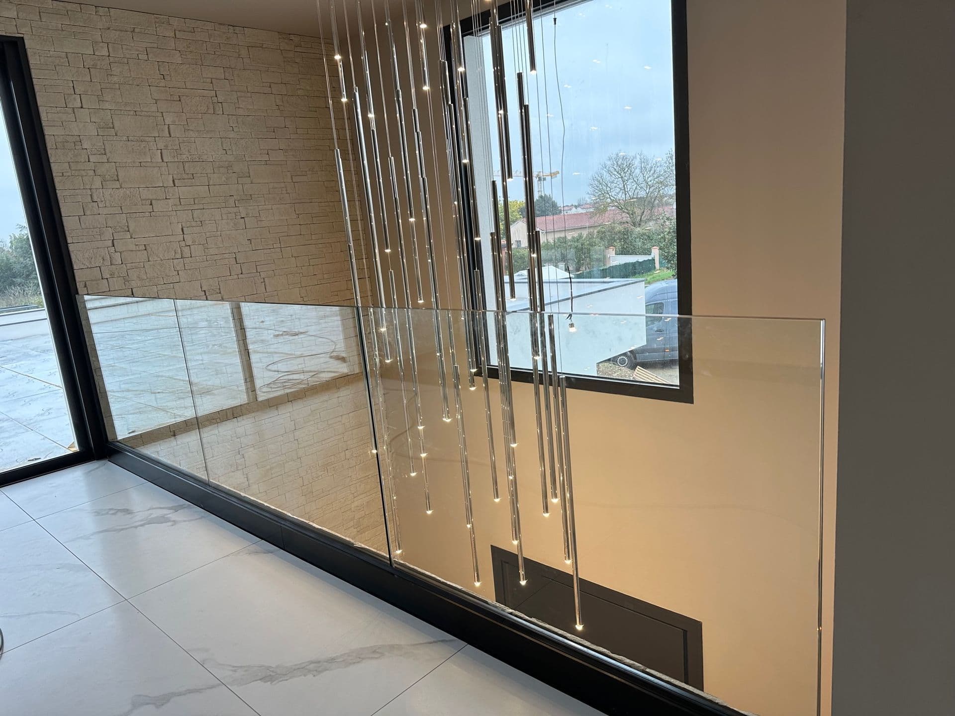 Garde-corps avec câbles inox sur palier d'escalier