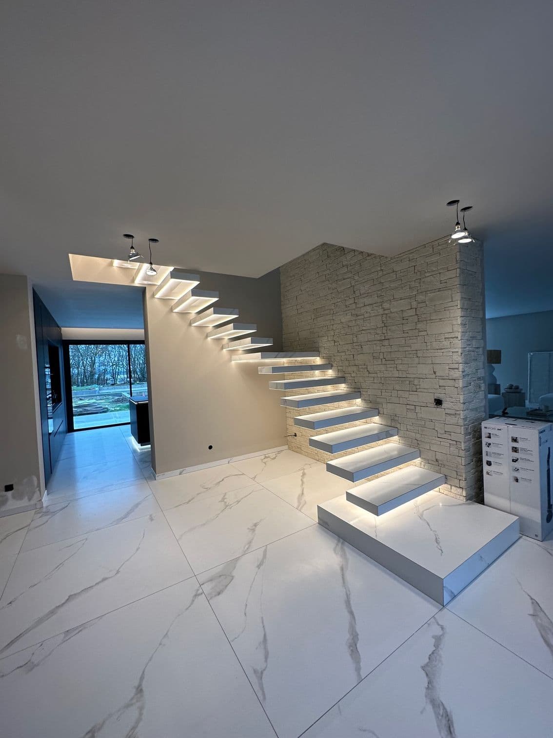 Escalier en acier laqué avec marches en bois noble