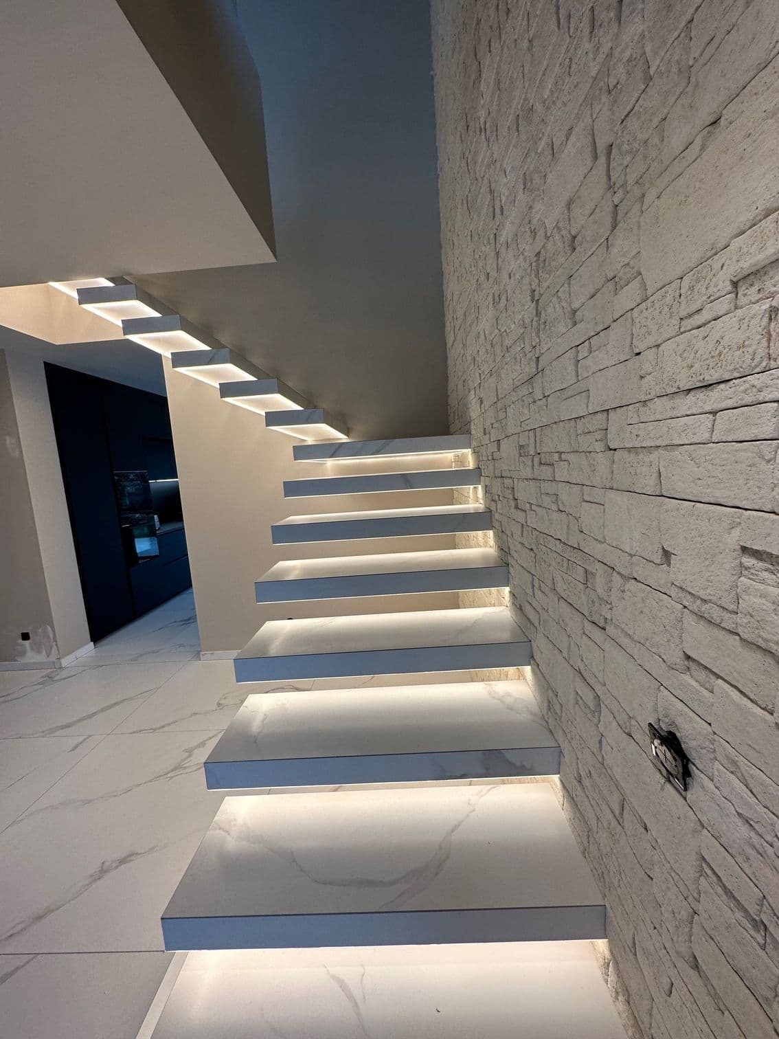 Escalier métallique contemporain avec palier intermédiaire