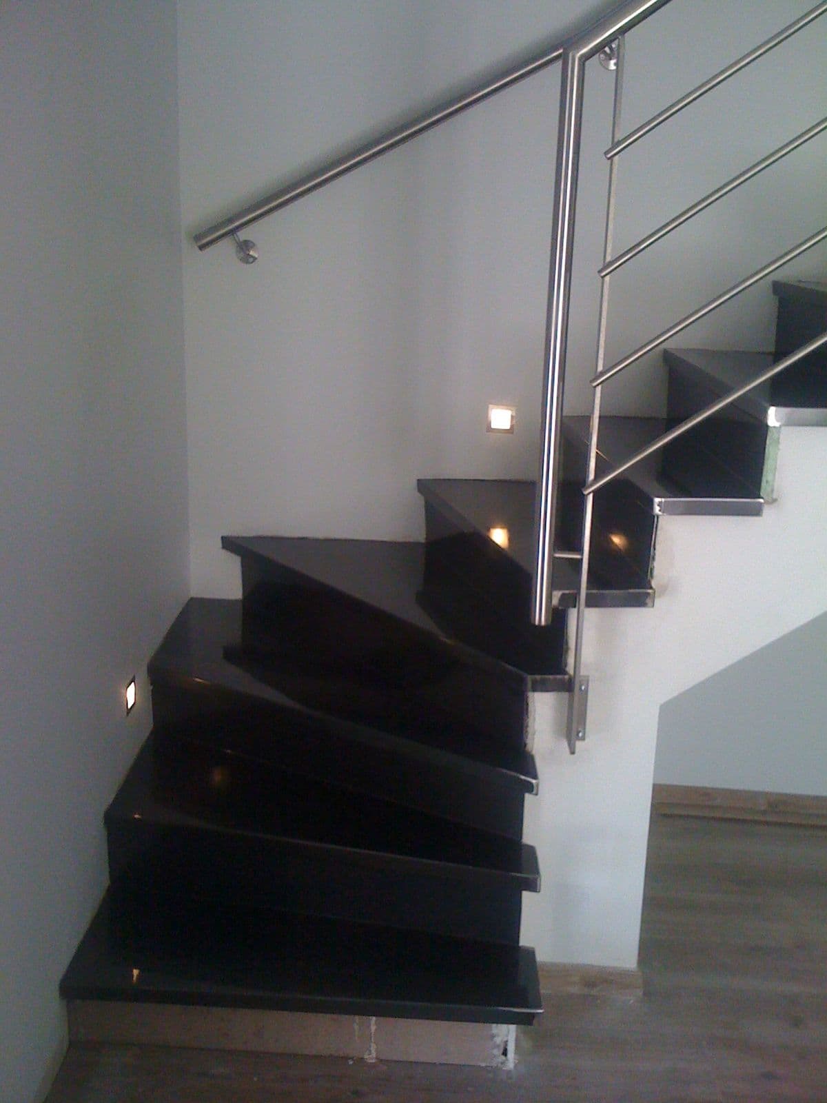 Réalisation métallerie : habillage métallique de marches