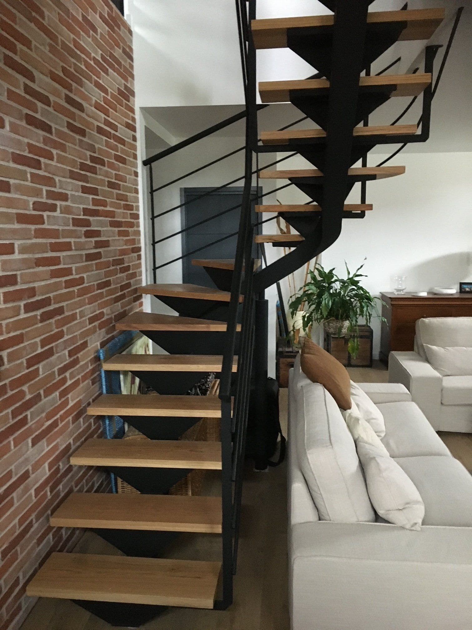 Escalier en acier avec finition soignée et garde-corps design