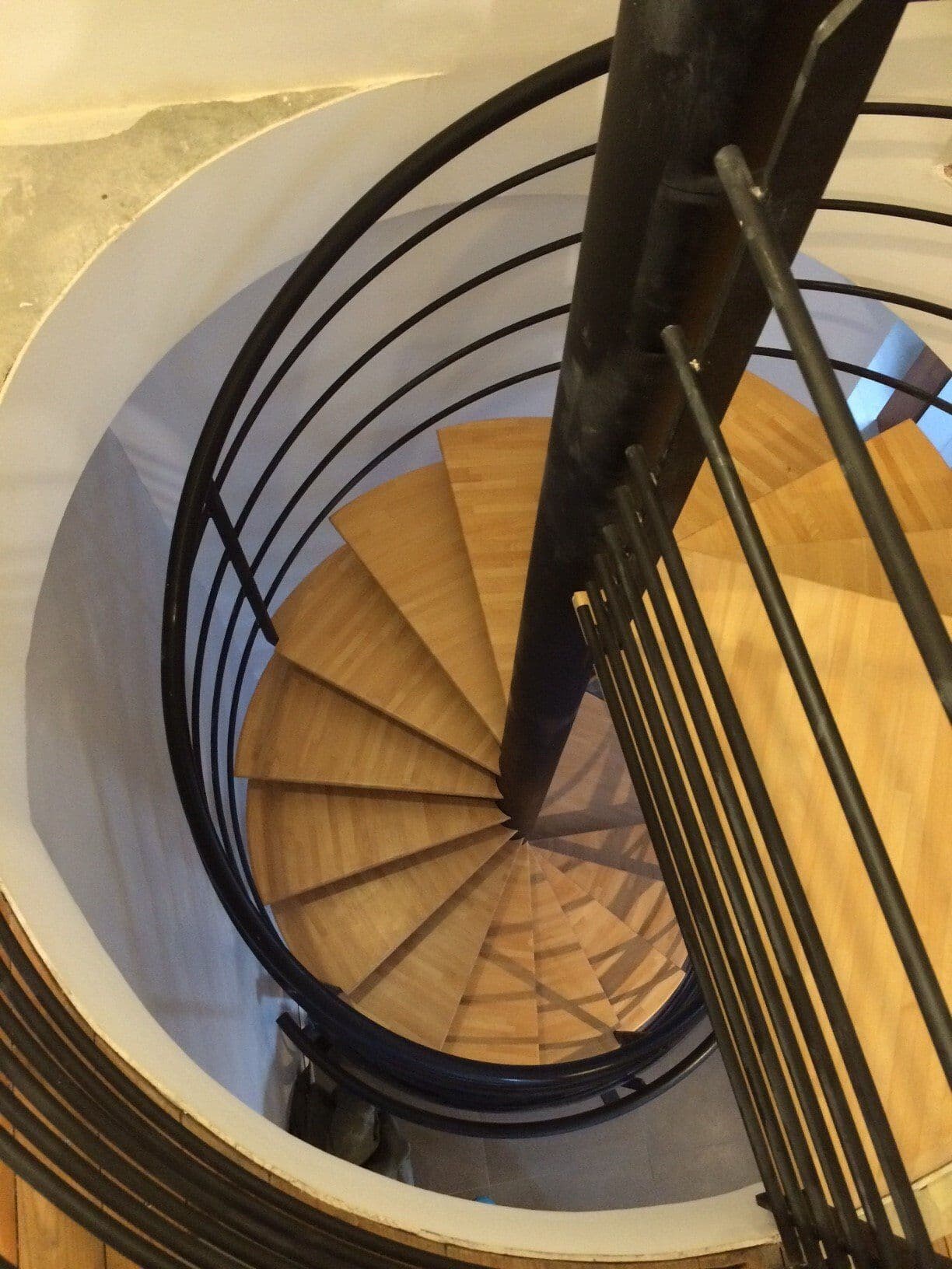 Vue détaillée d'un escalier en acier avec garde-corps