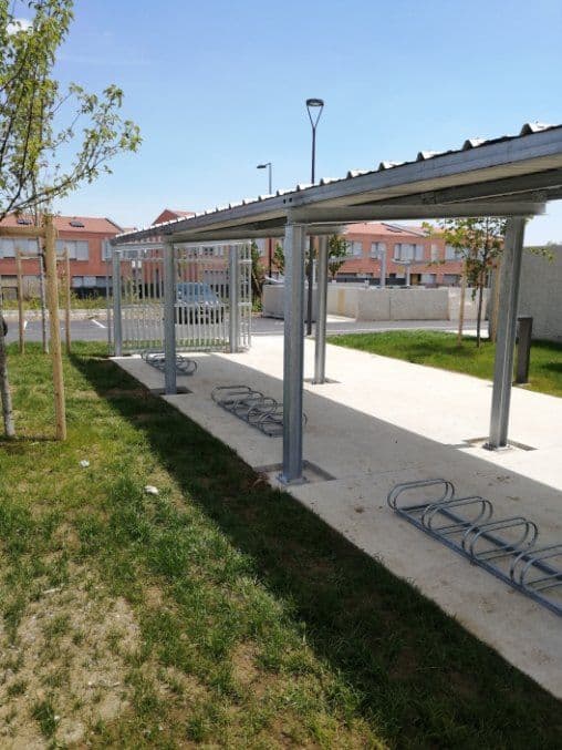 Élément décoratif en métal peint sur-mesure