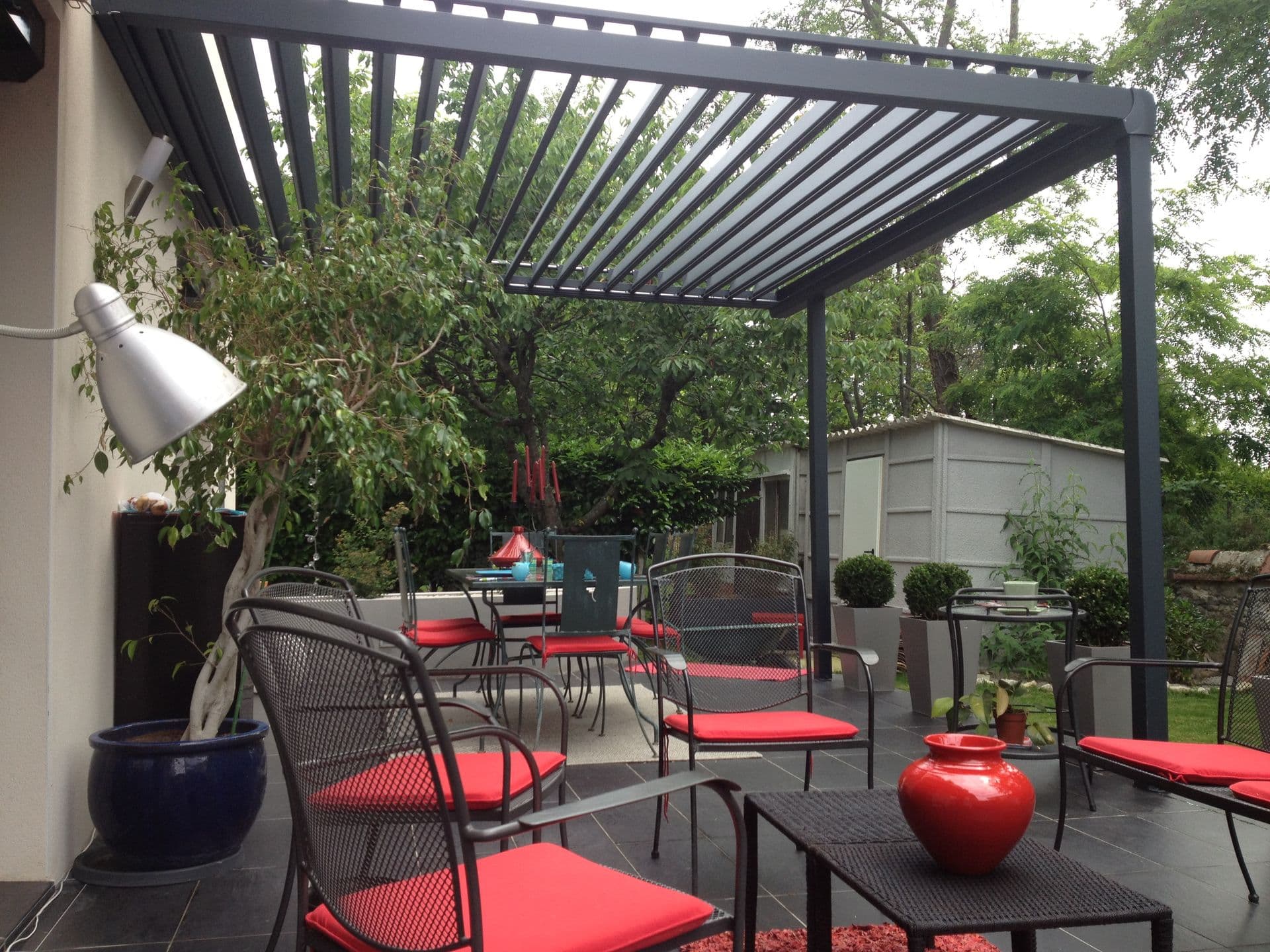 Brise-soleil métallique sur-mesure pour terrasse