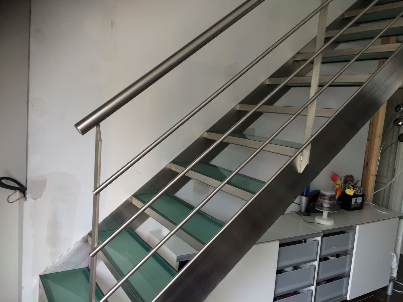 Escalier hélicoïdal en acier vue d'ensemble