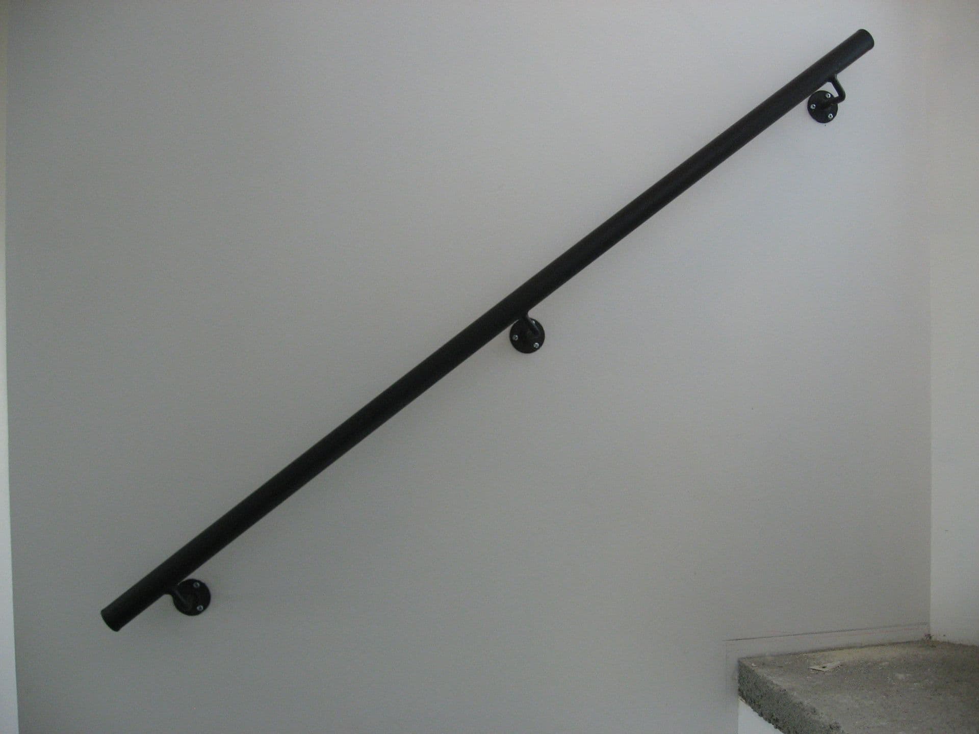 Main courante en acier sur-mesure fixation murale