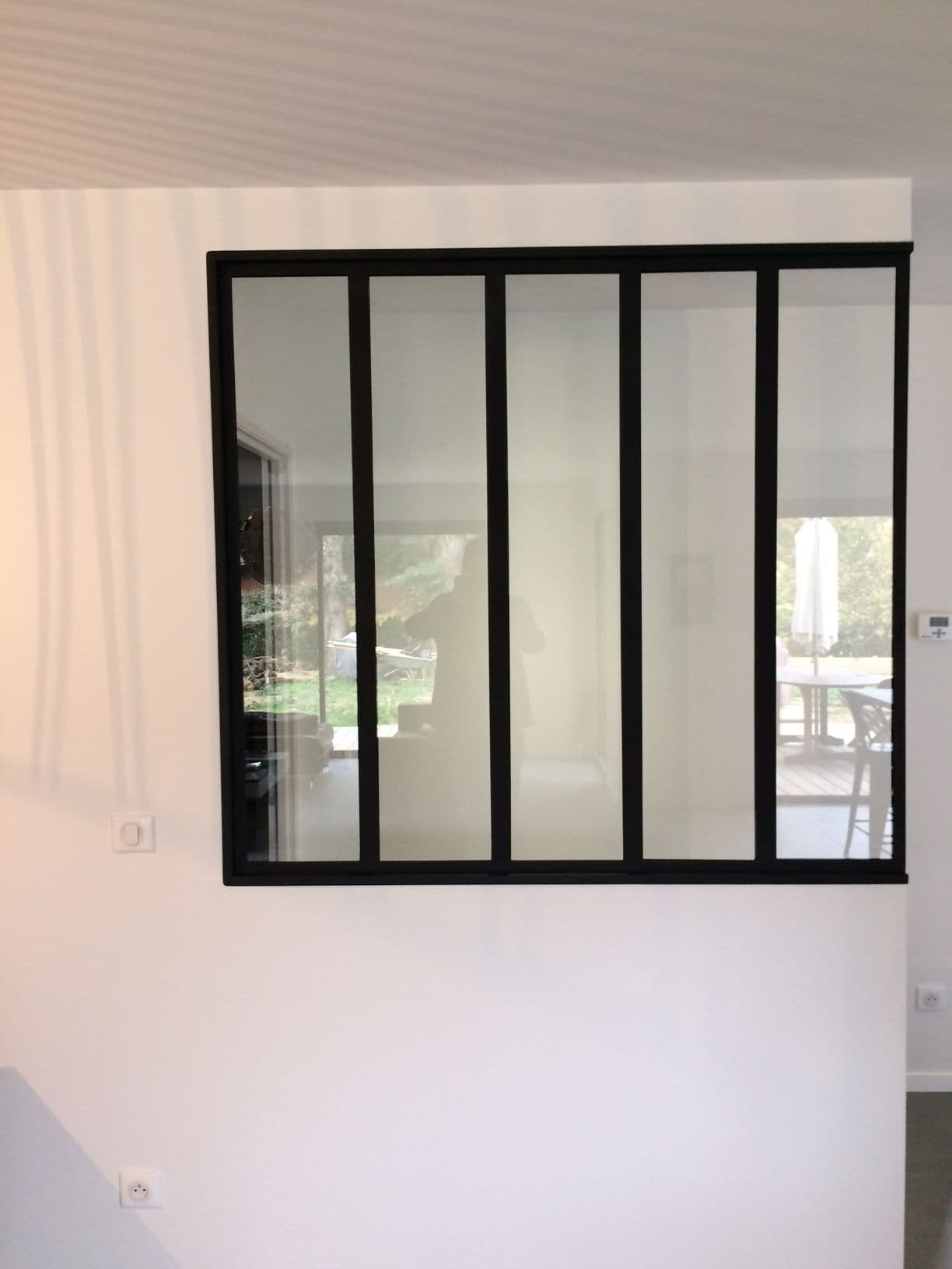 Séparatif vitré en acier peint sur-mesure