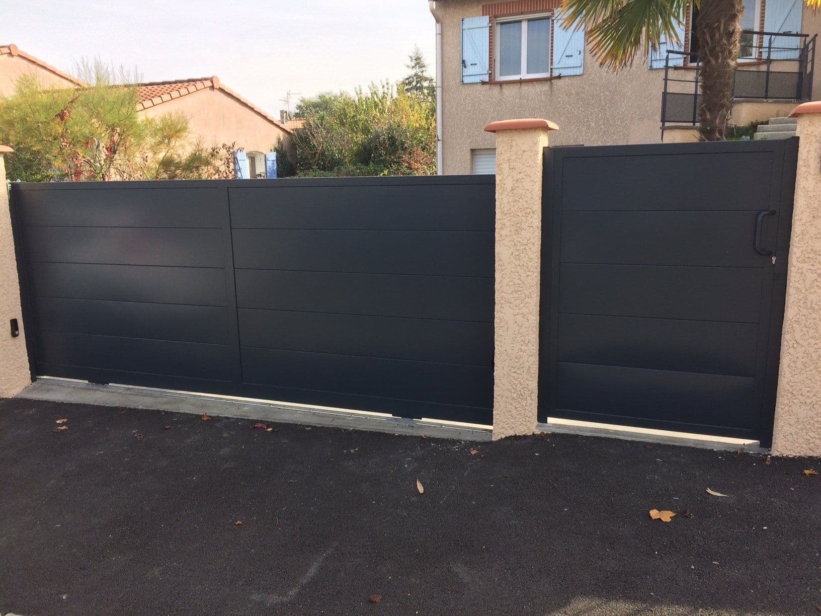 Portail d'entrée en métallerie artisanale