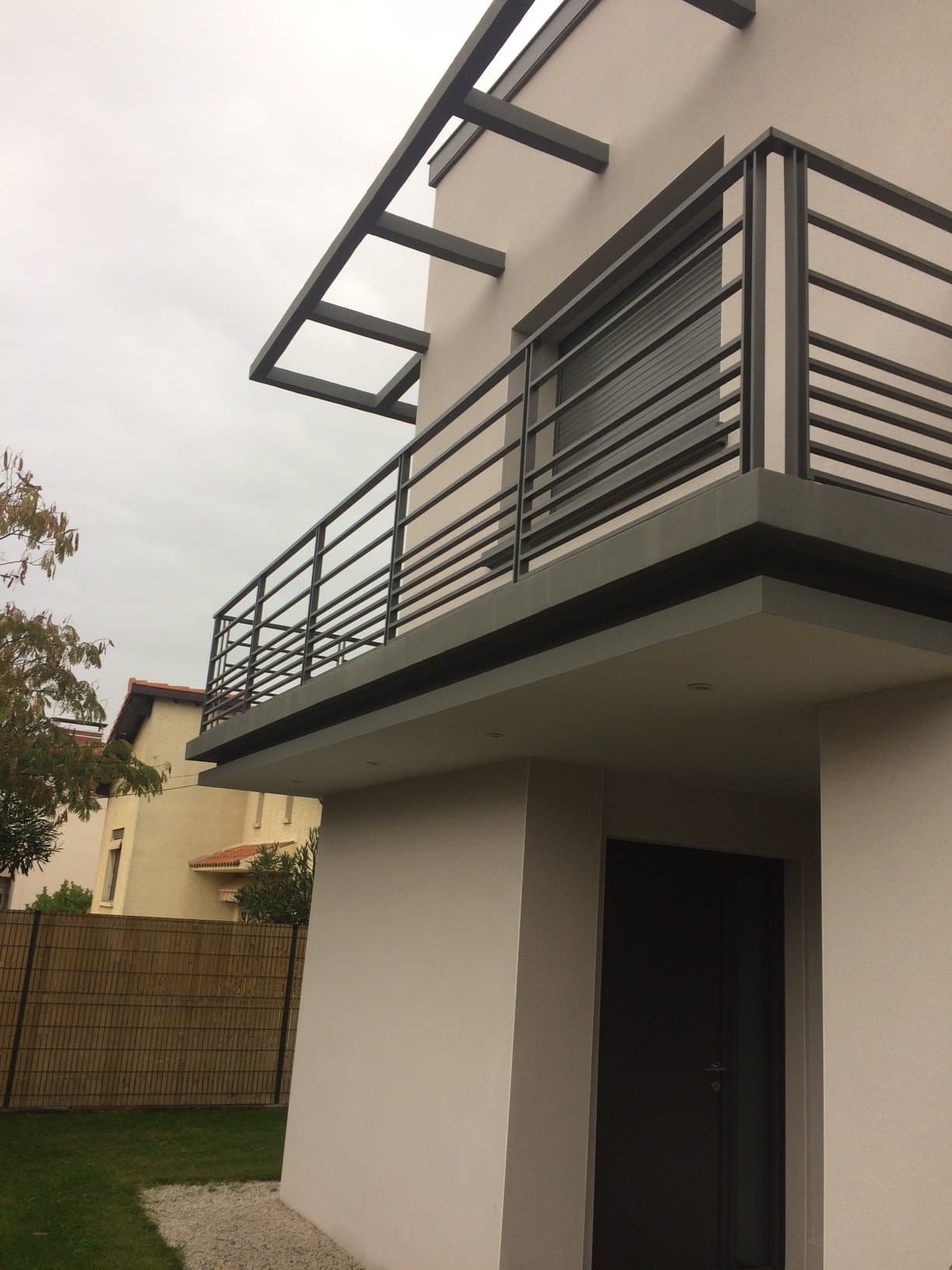 Garde-corps rampant avec main courante en acier brossé