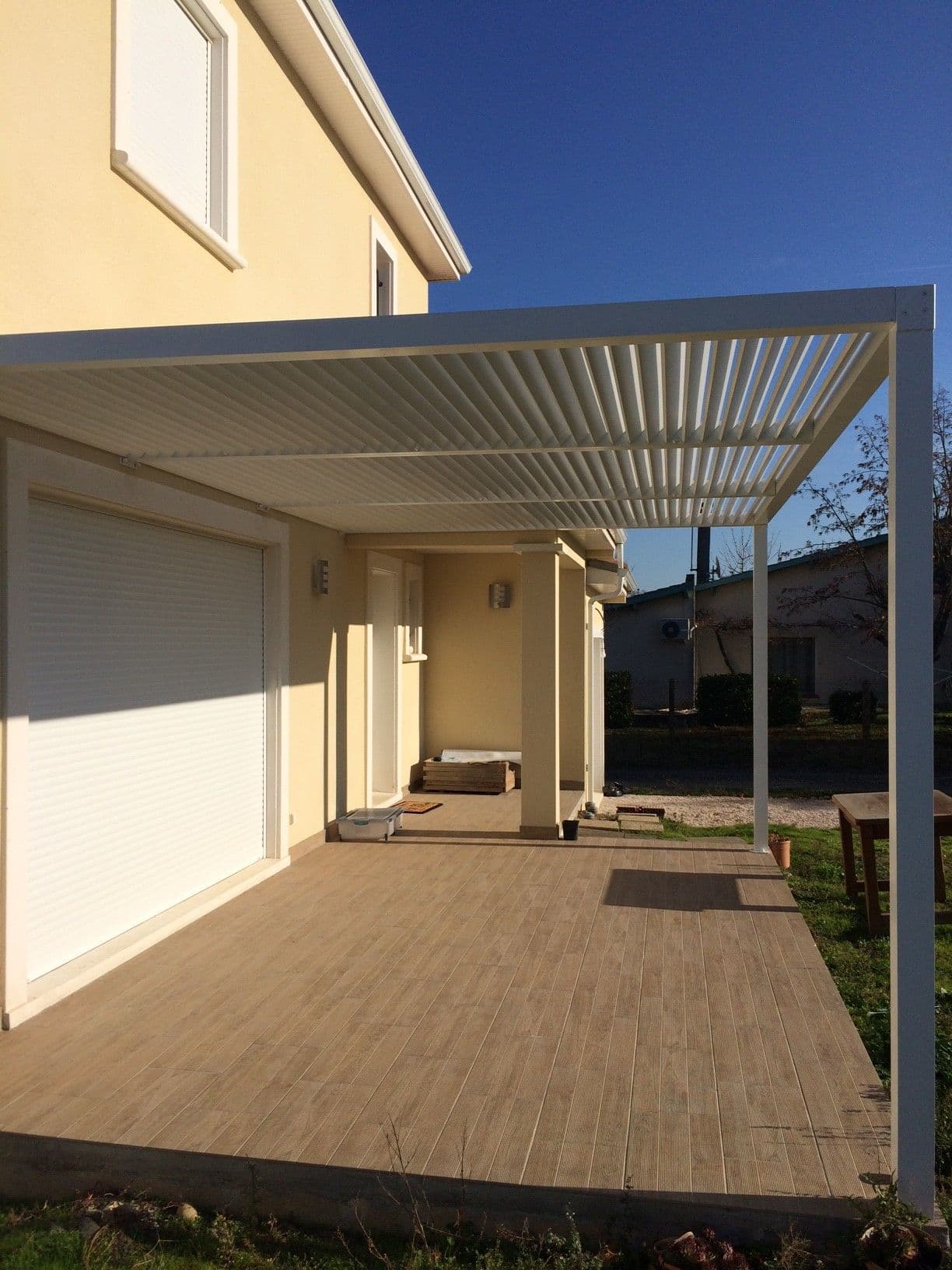 Pergola métallique contemporaine vue d'ensemble