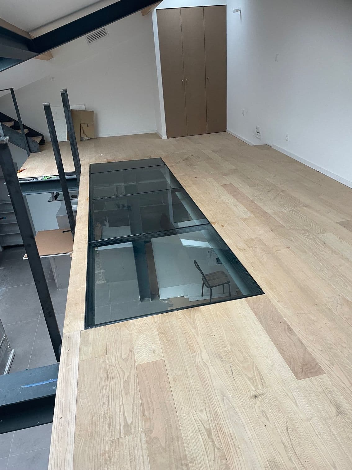 Plancher en verre avec structure métallique