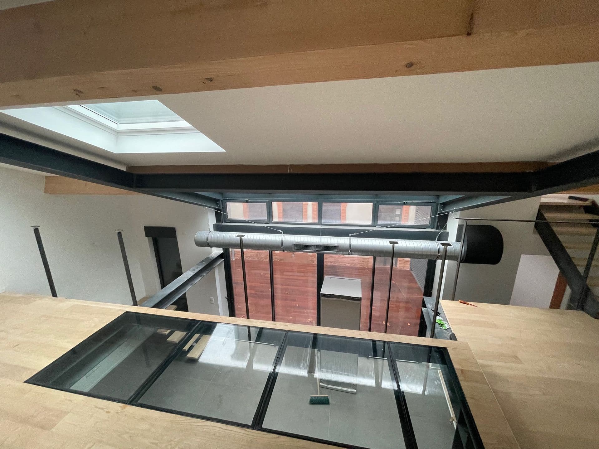 Grille et plancher en verre encastré dans structure métallique