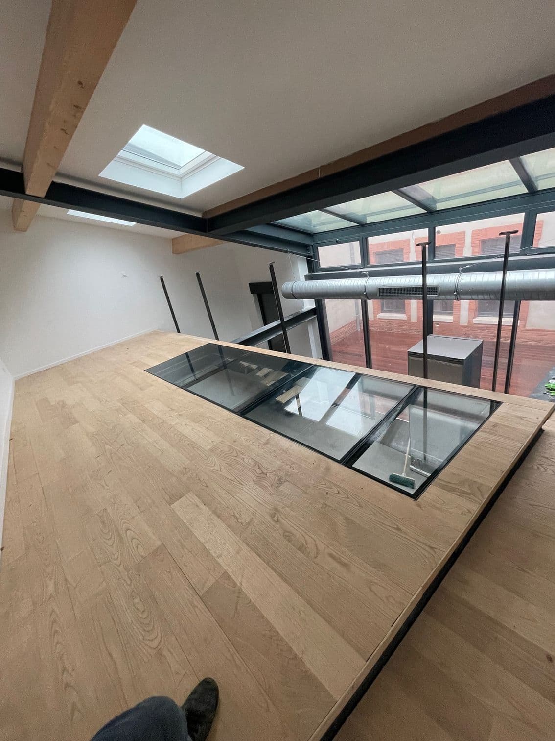 Dalle de verre sur ossature en acier vue détaillée