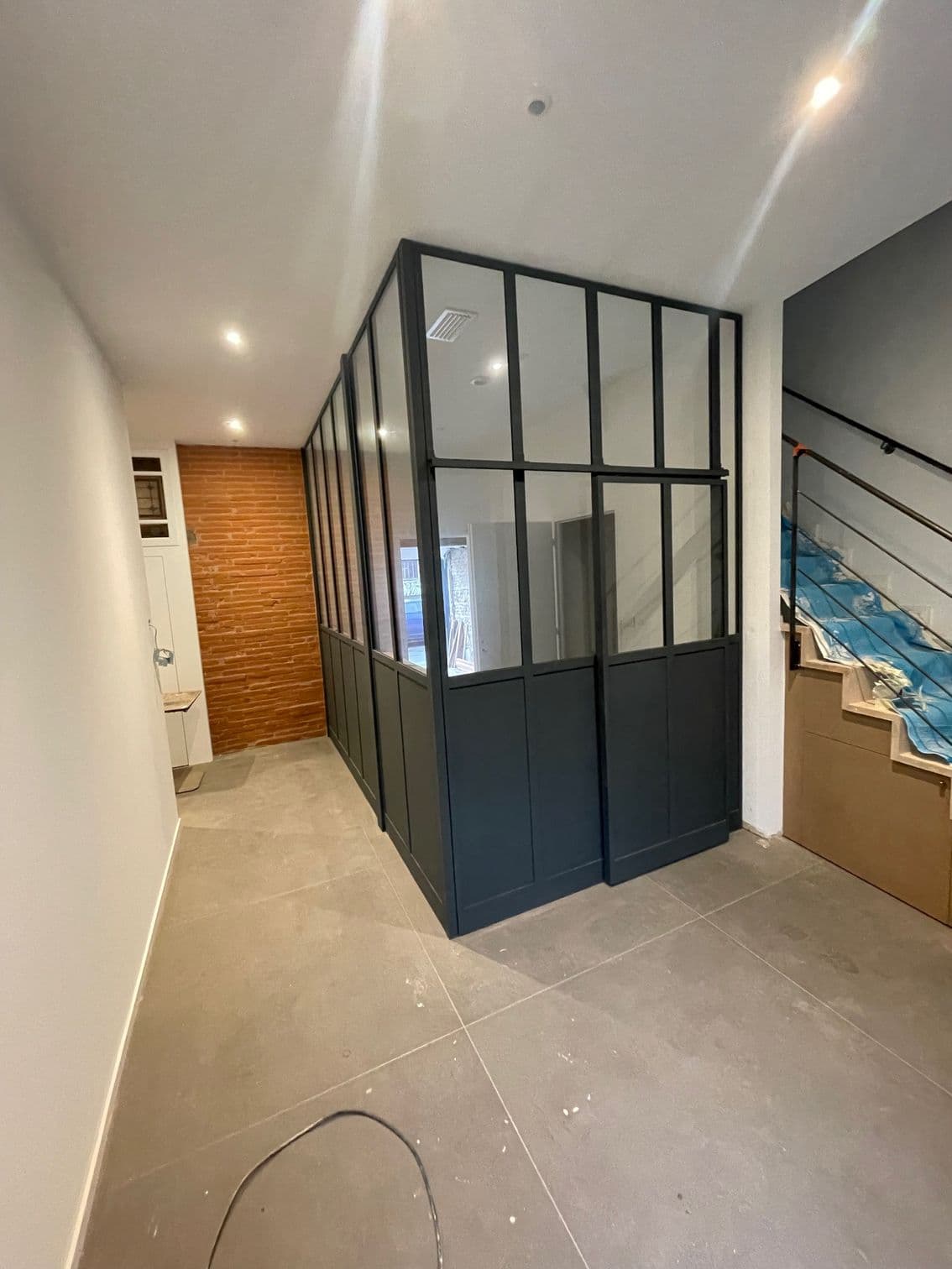 Verrière de séparation de pièces en métal noir