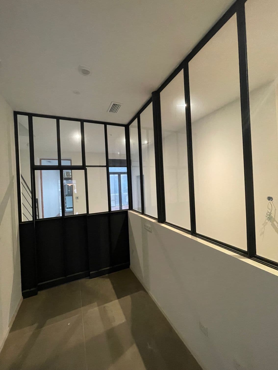 Verrière d'atelier sur-mesure avec traverse horizontale