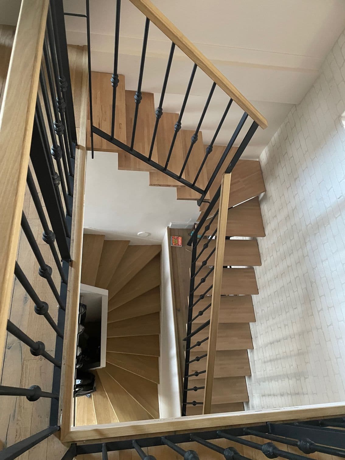 Escalier à limon central avec marches en chêne