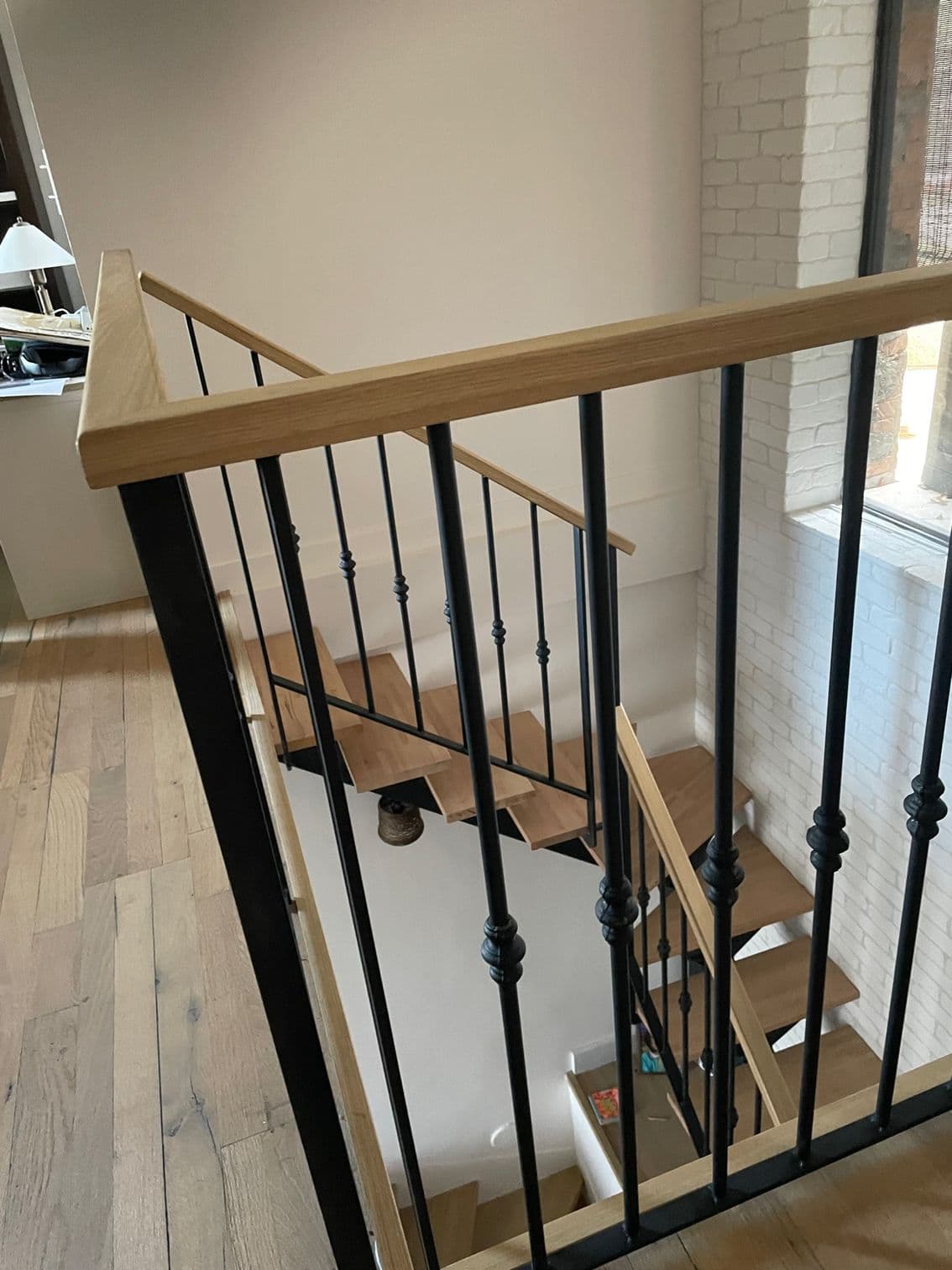 Escalier design avec garde-corps en verre et acier