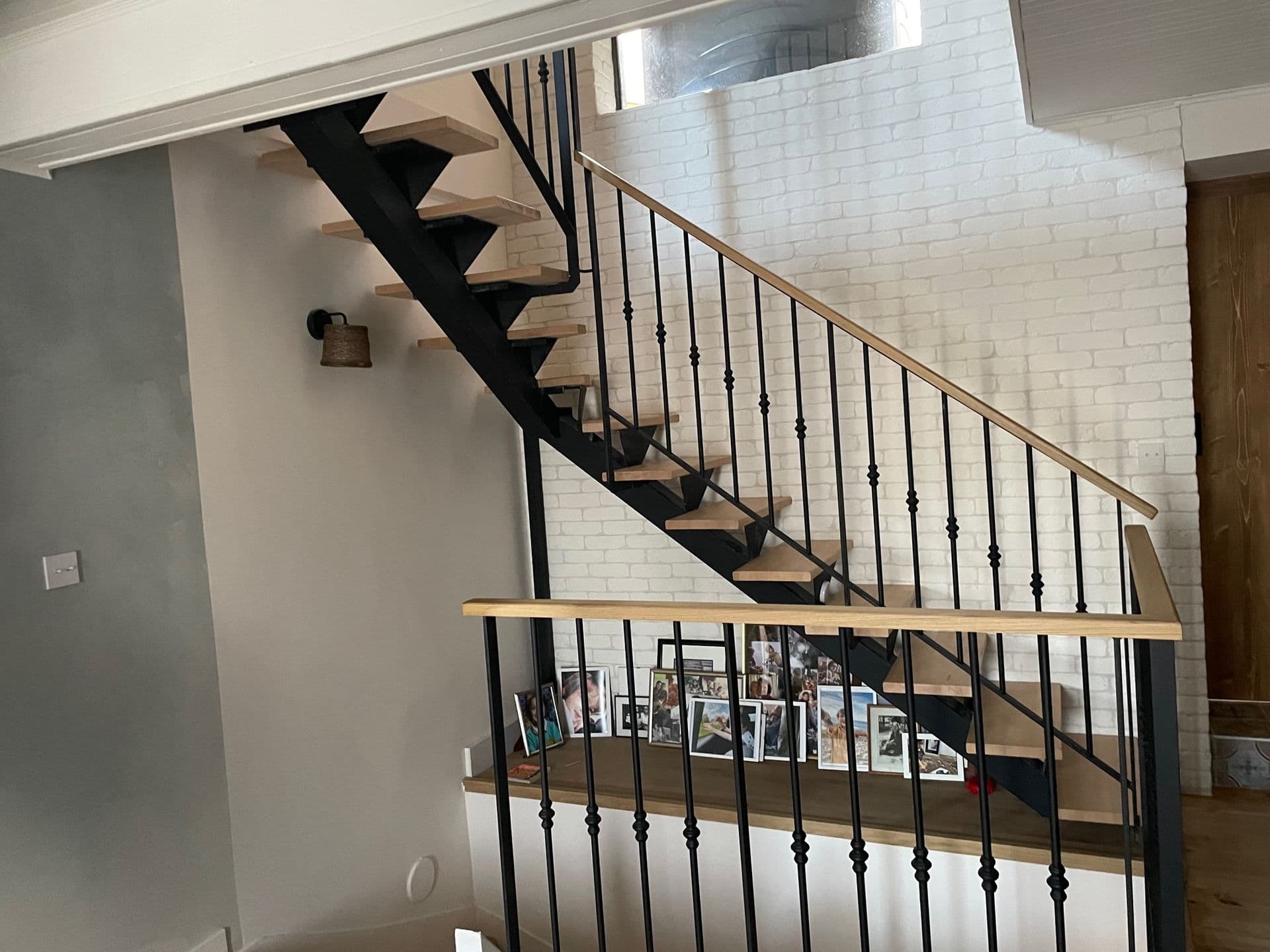 Escalier intérieur avec limon central et marches bois