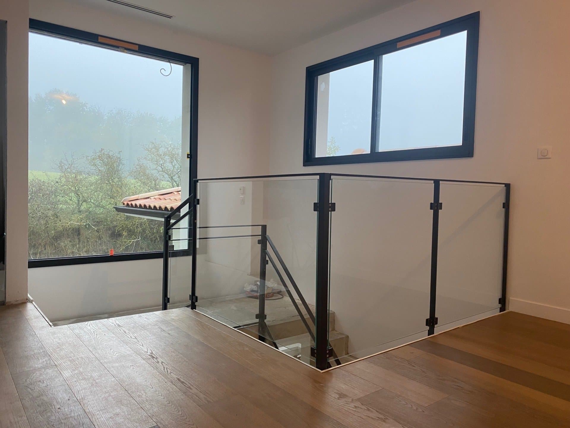 Escalier sur-mesure en acier avec garde-corps à lisses