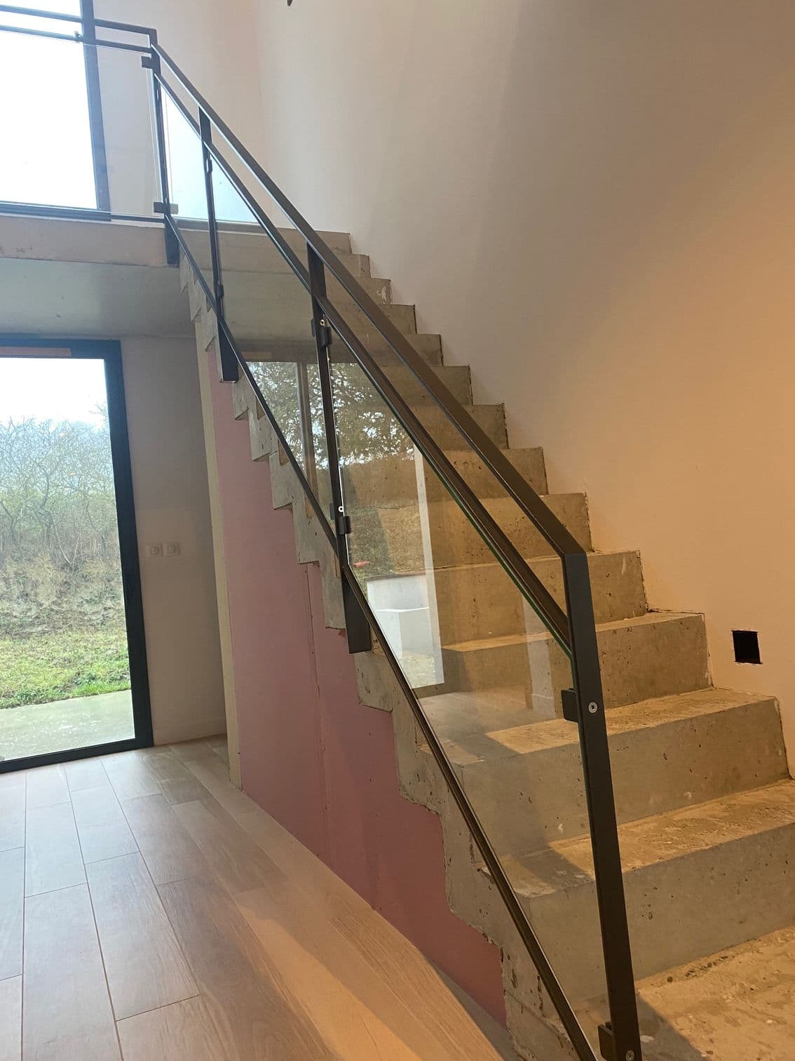 Garde-corps sur balcon extérieur en acier peint