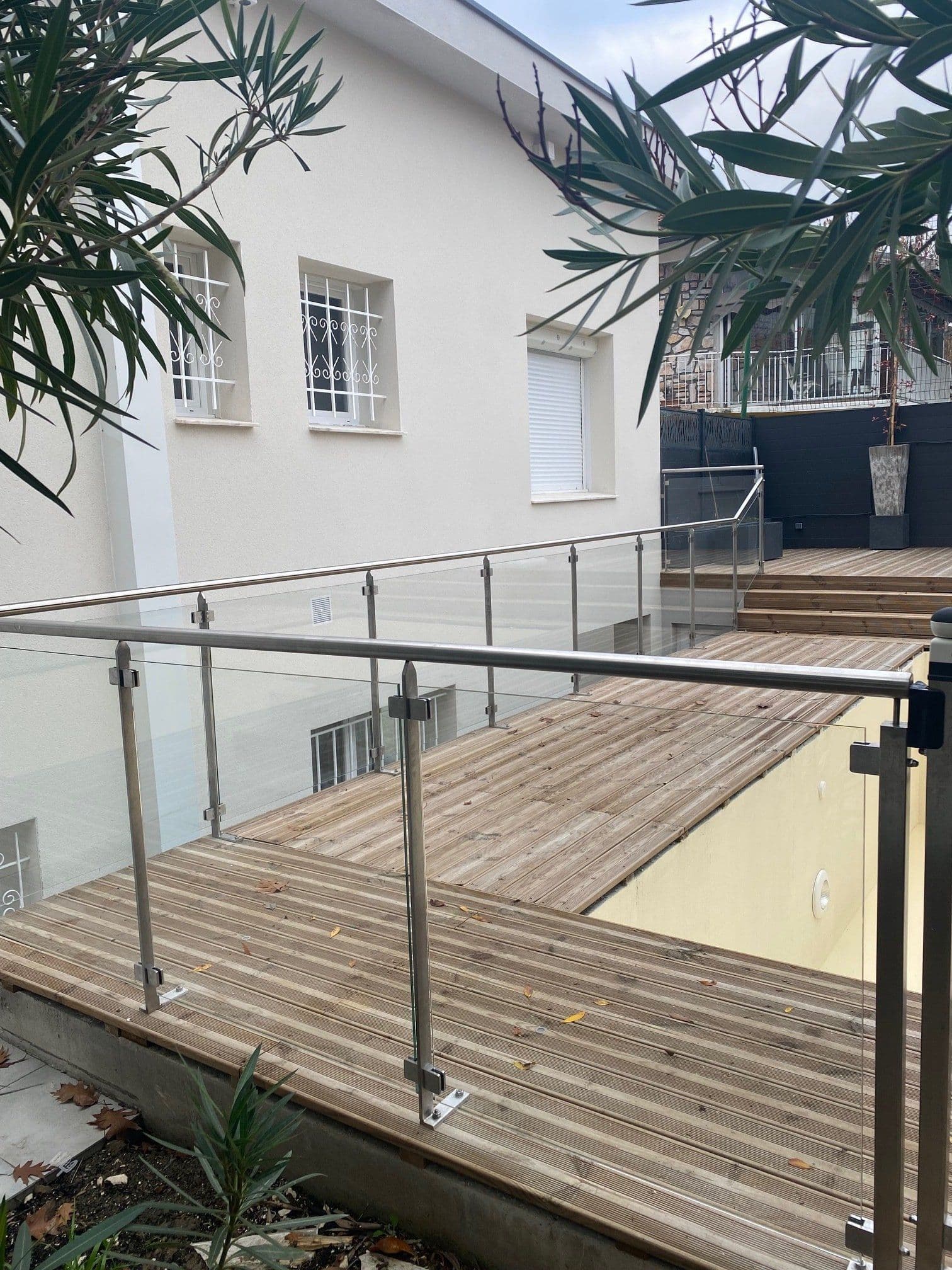 Garde-corps à lisses en inox sur balcon extérieur