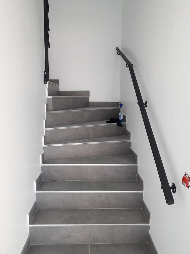 Main courante en métal avec fixation discrète