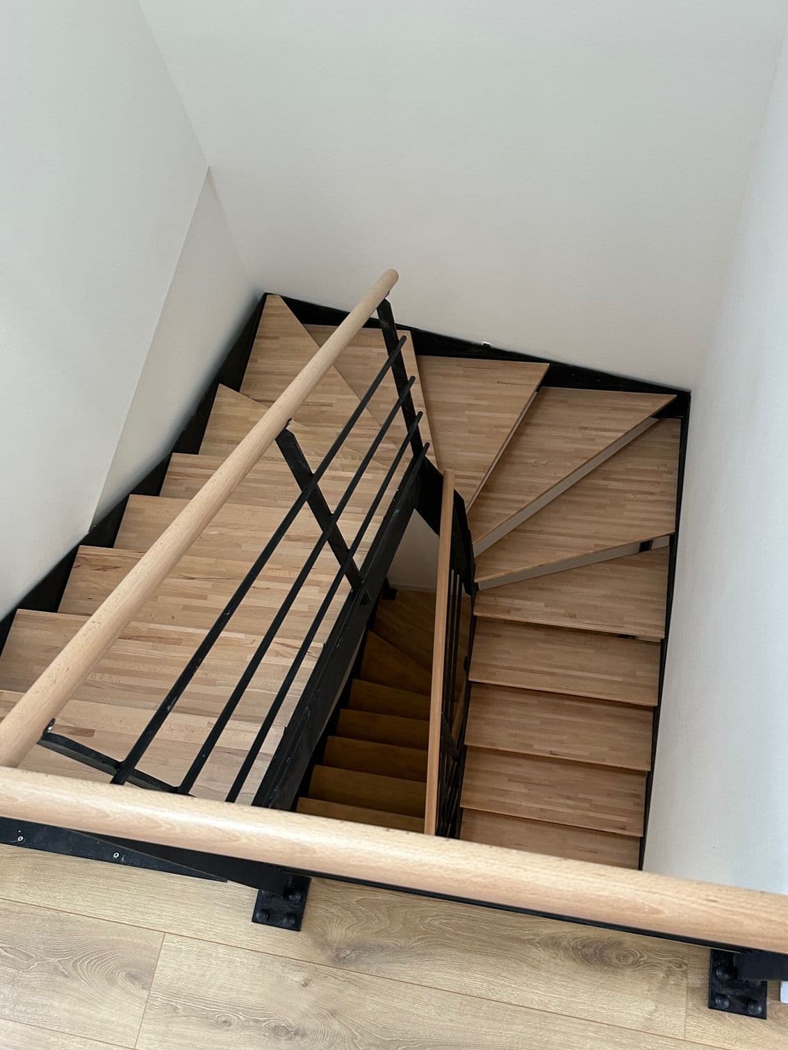 Réalisation Perrie : escalier en acier vue d'ensemble