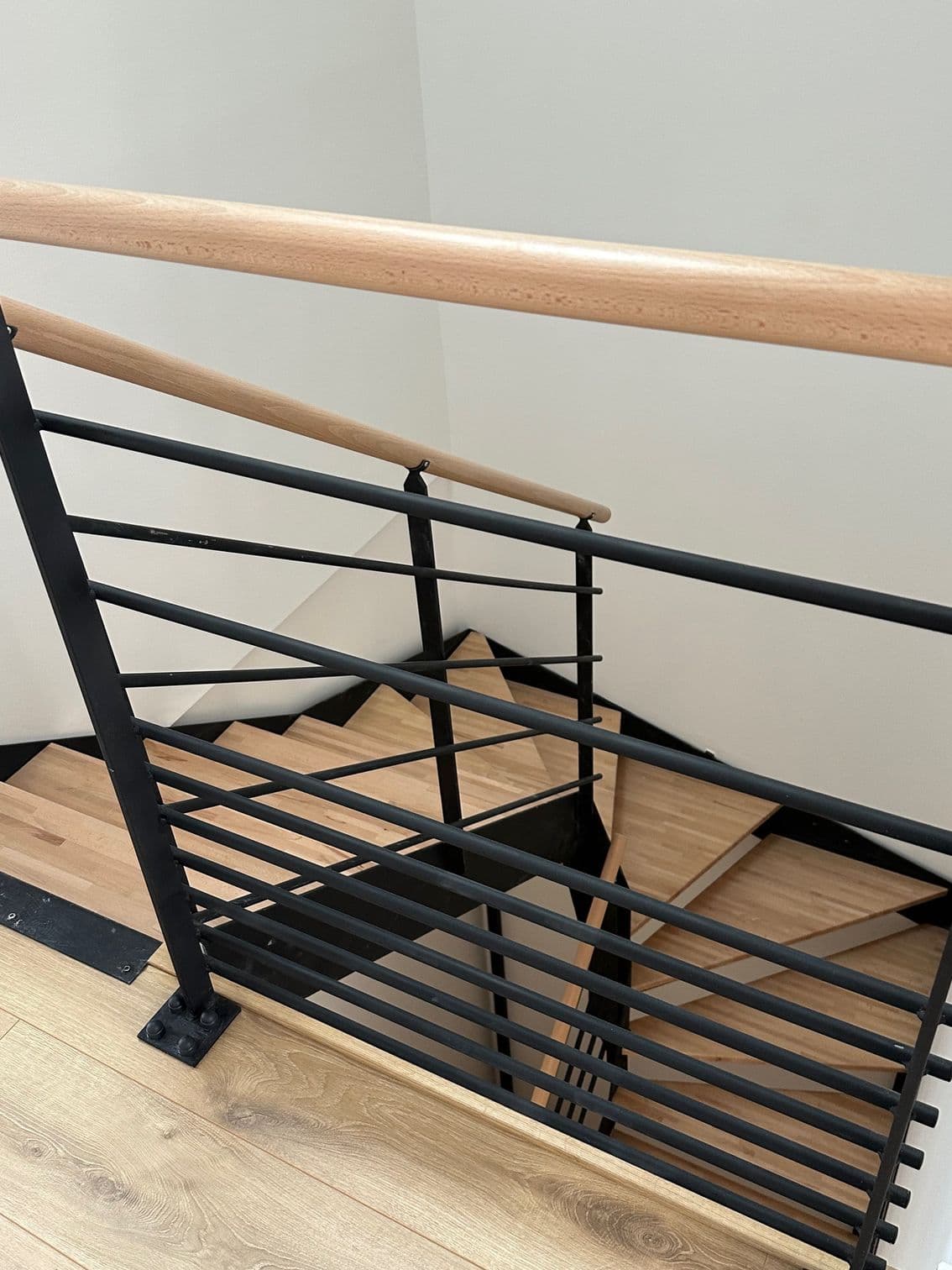 Réalisation Perrie : escalier vue du garde-corps