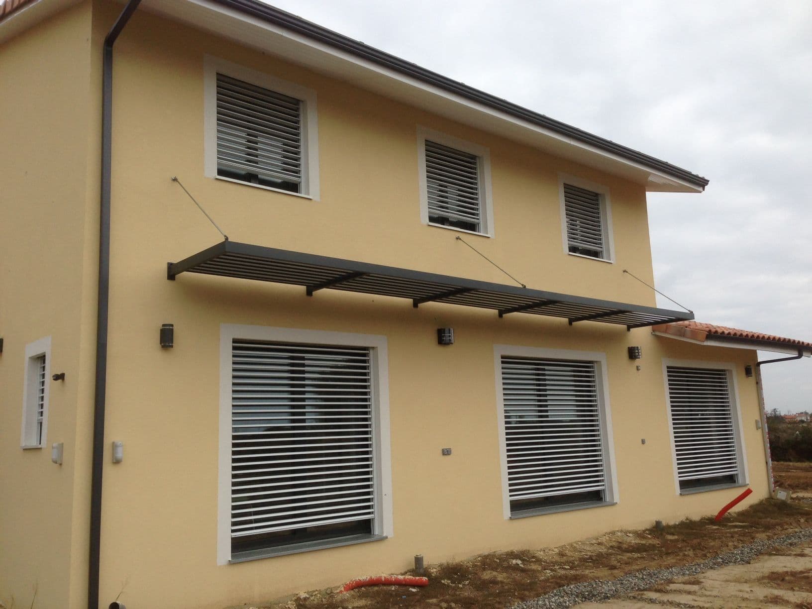 Pergola design en acier avec finition thermolaquée