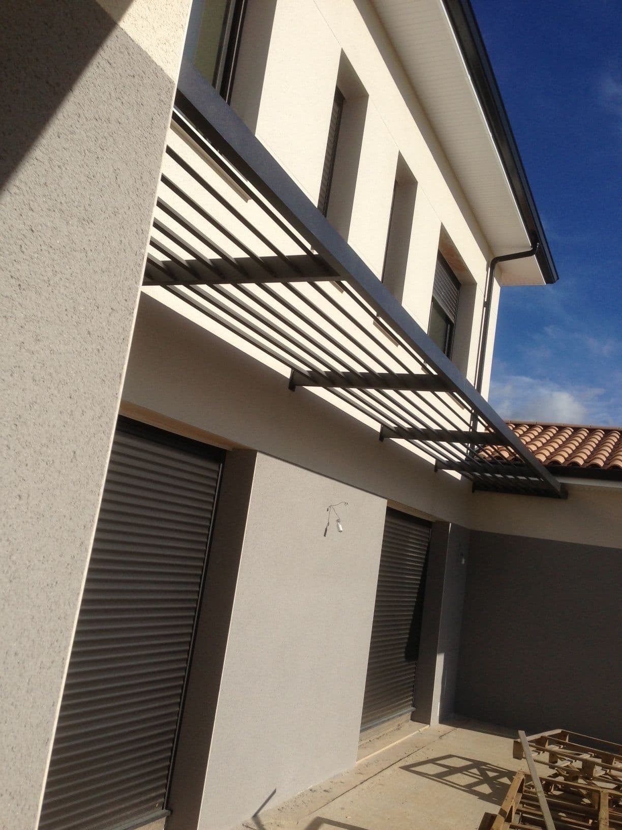 Pergola design en acier avec finition thermolaquée