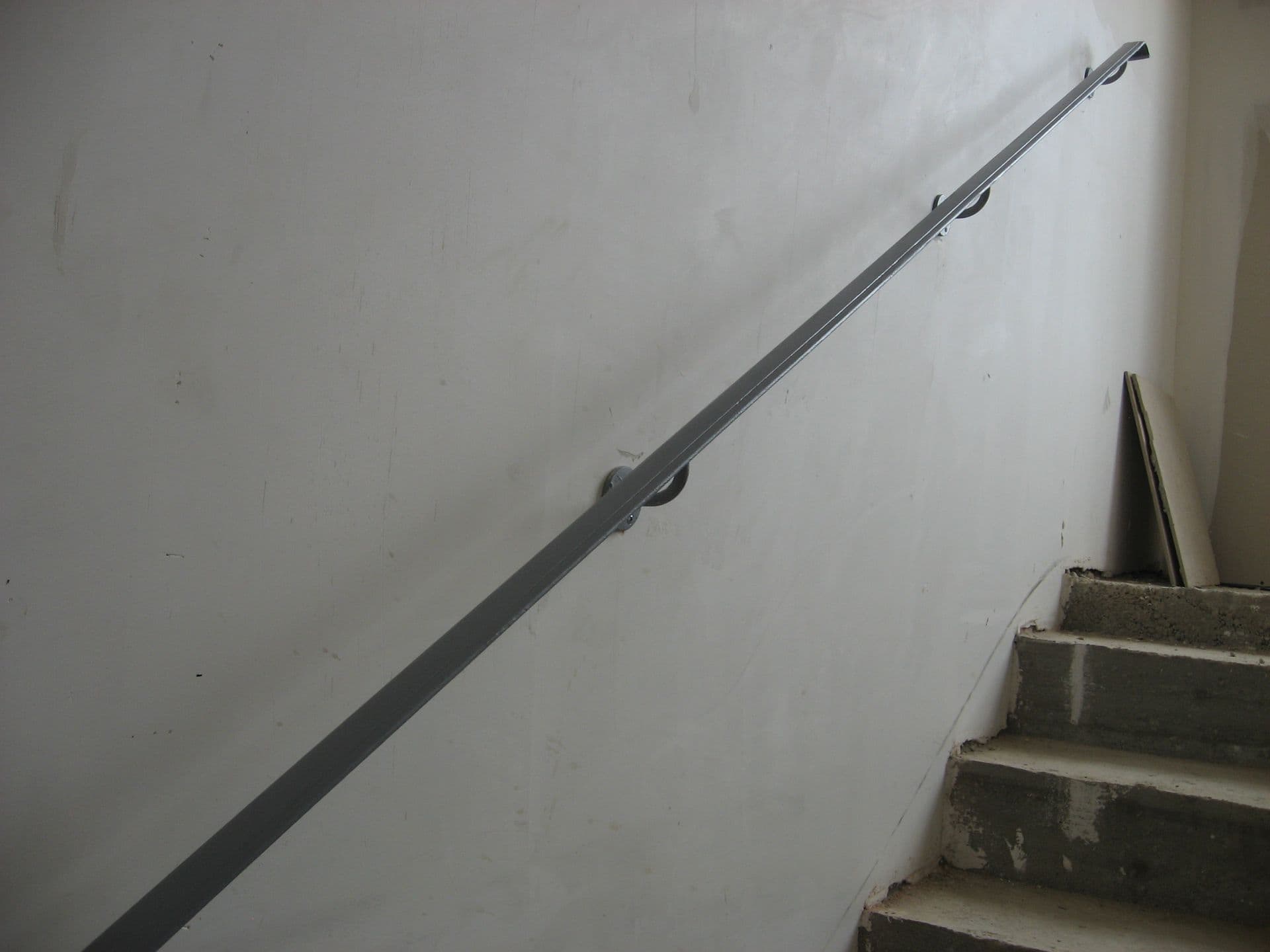 Garde-corps avec remplissage en tôle découpée