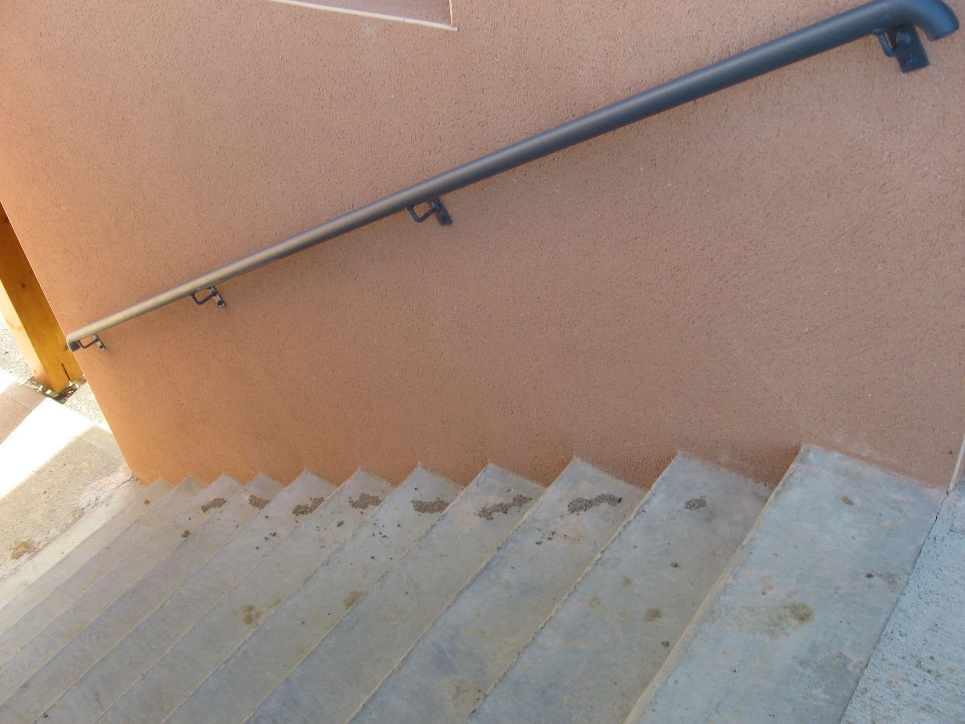 Garde-corps sur-mesure en métal pour mezzanine intérieure