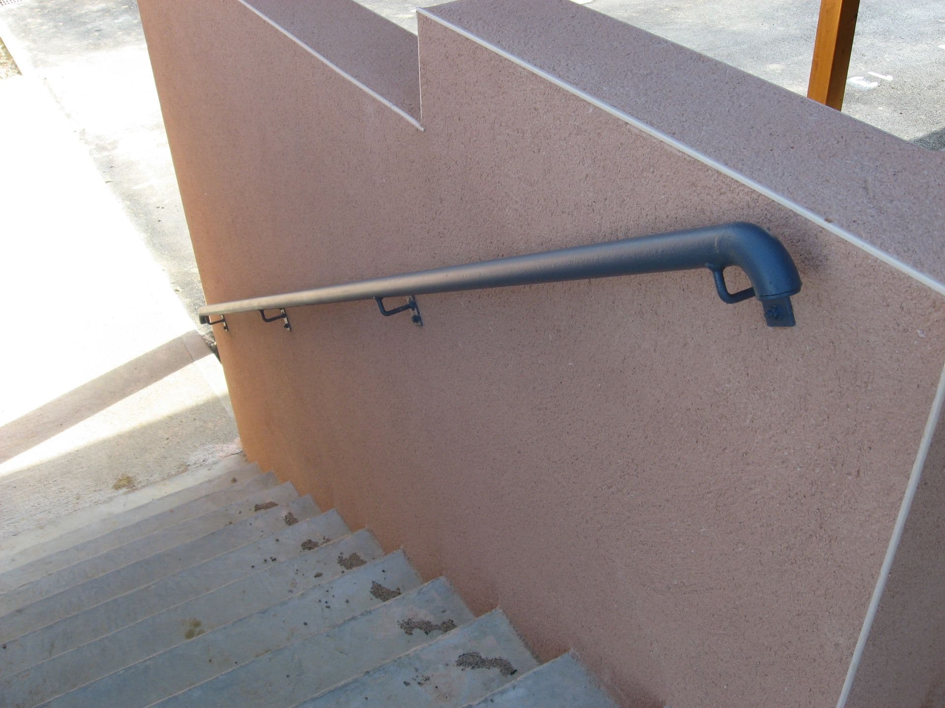 Garde-corps en acier avec lisses et poteaux inox