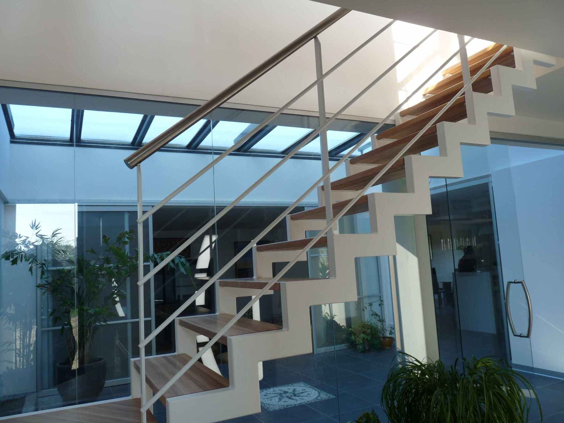 Escalier 2 limons crémaillères blanc sans contre-marches garde-corps 4 lisses et main courante inox